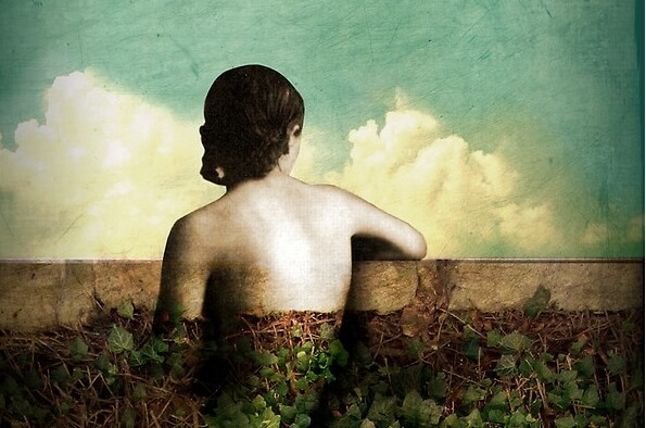 Mujer de espaldas mirando al horizonte