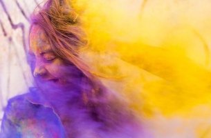 Chica envuelta en colores como ejemplo de aprender a reírse de uno mismo
