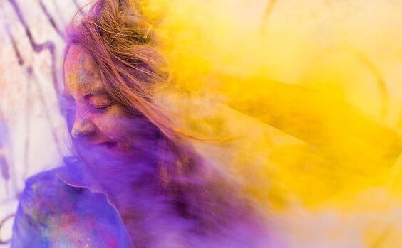 Chica envuelta en colores representando las frases de Isabel Allende