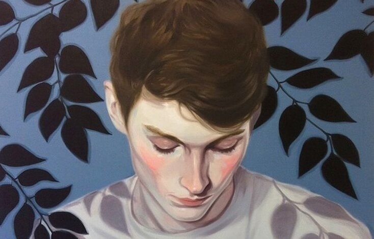 chico con la mirada baja pensando en esa voz en tu cabeza