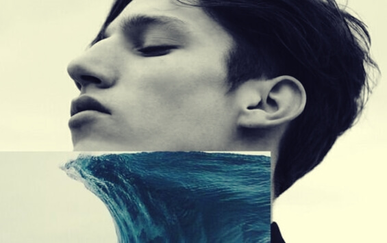 Chico sobre ola de mar que sufre traumas de la infancia