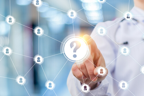 Científico señalando una interrigación