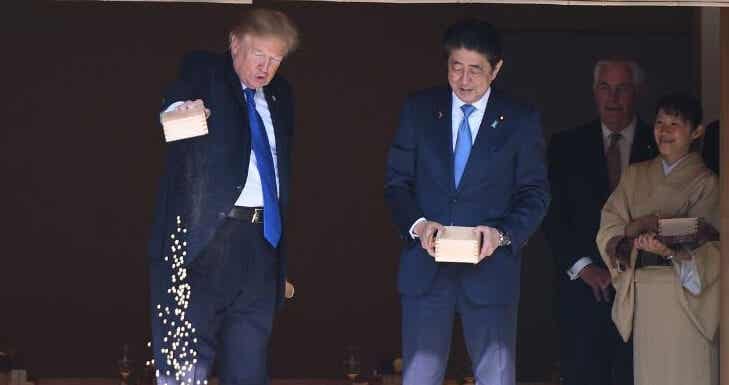 escena con el ministro de Japón evidenciando la personalidad de Donald Trump