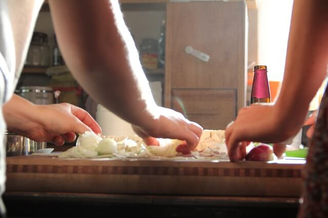 Dos personas practicando la cocina terapéutica