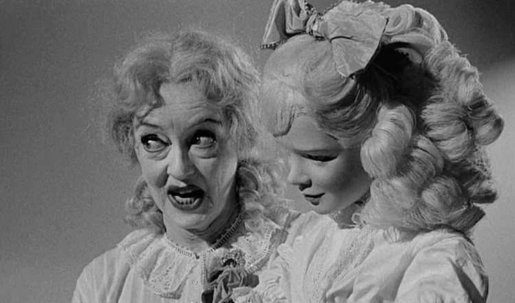 Escena mujer con una muñeca de la película Baby Jane