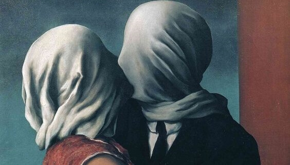 Figuren met een sjaal om de hoofden