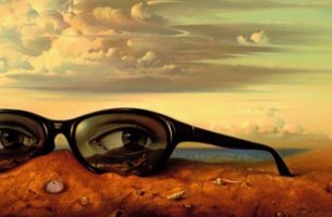 Gafas sobre montaña para representar el conocimiento social