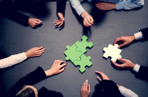 Grupo de personas con un puzzle