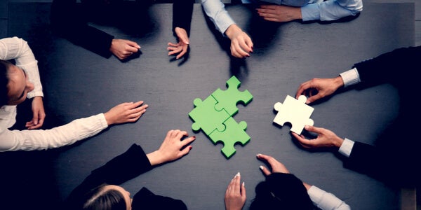 Grupo de personas con un puzzle