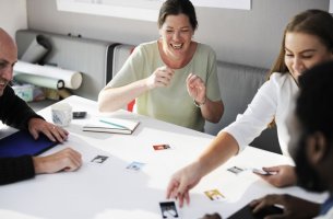 Grupo de trabajo hablando de sus ideas para representas los diferentes tipos de trabajadores