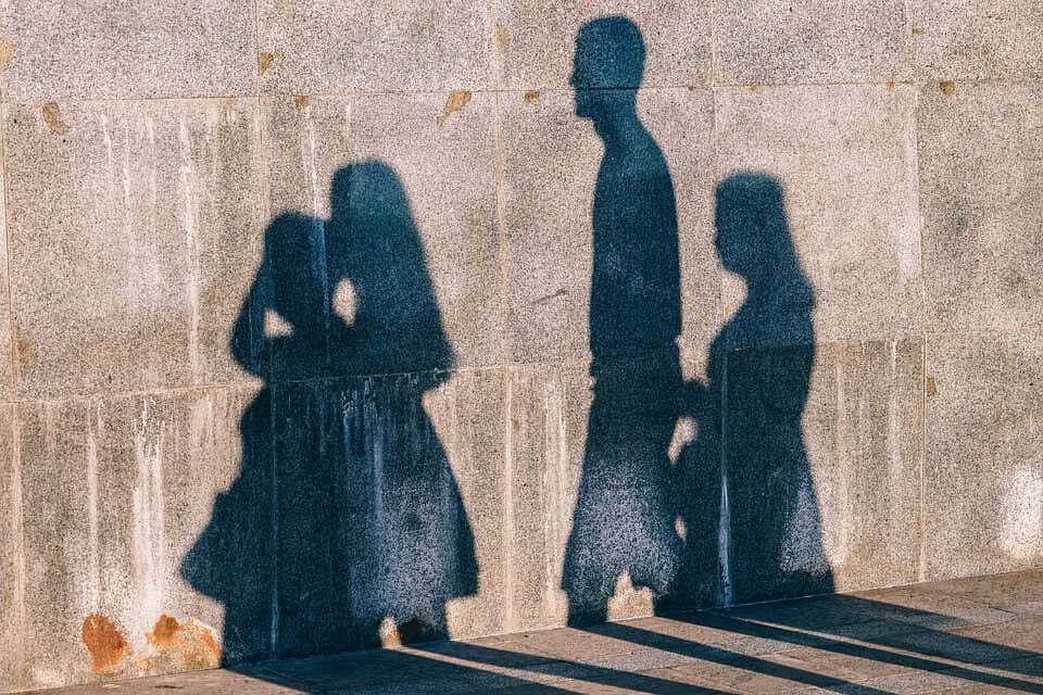 sombras de personas en una pared simbolizando las realidades que te encasillan