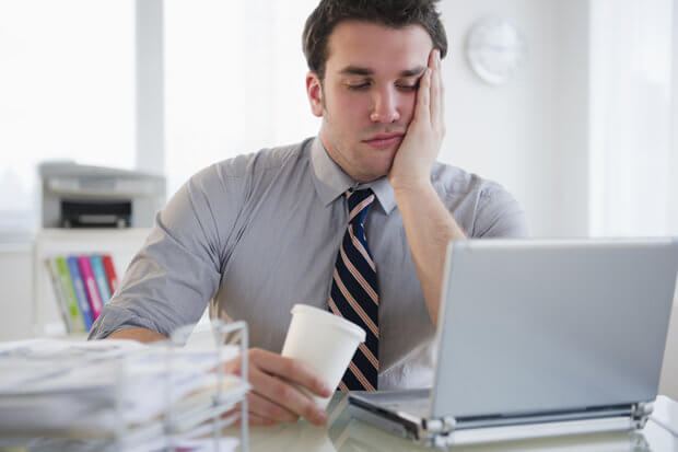 Hombre aburrido en el trabajo