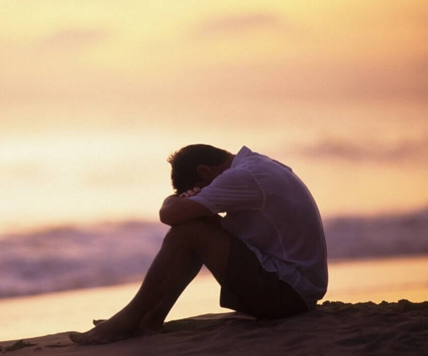 Hombre triste agachado