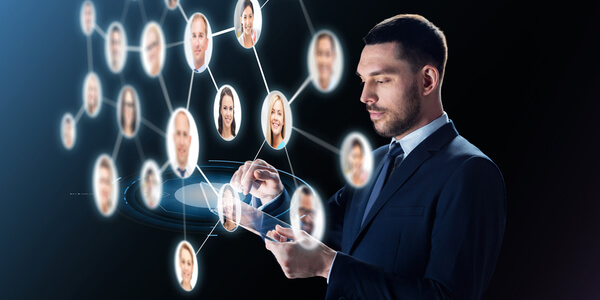 Hombre buscando candidatos