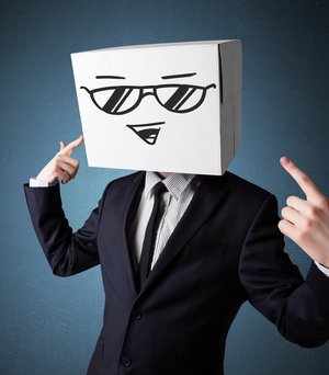 Hombre con una caja en la cabeza