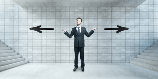 Hombre representando a las personas con un punto de vista limitado