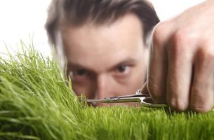 Hombre con trastorno obsesivo compulsivo cortando el cesped