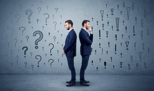 Hombres dándose la espalda por malentendido