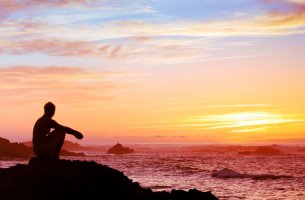 Hombre disfrutando del atardecer pensando en teorías filosóficas