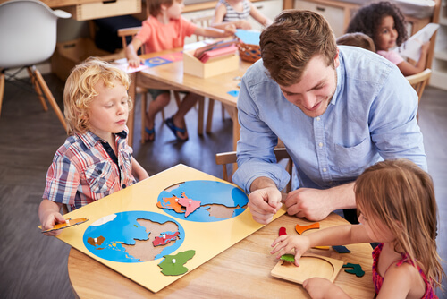 Hombre educando desde el método de María Montessori