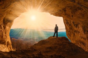 Hombre en una cueva