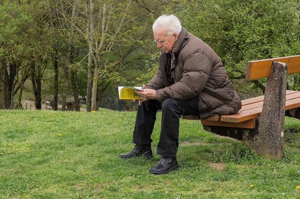 Hombre mayor leyendo
