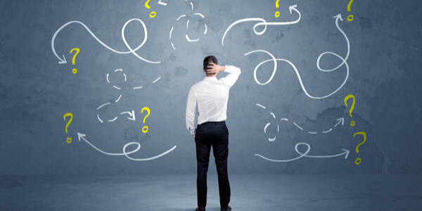 Hombre pensando en varias opciones