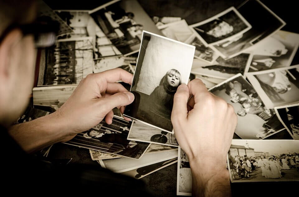 Hombre sosteniendo la foto de un niño