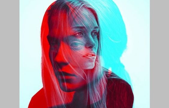 imagen superpuesta mujer intentando superar un rechazo amoroso