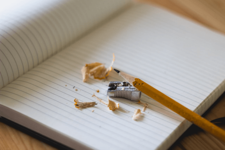 Lápiz afilado sobre libreta