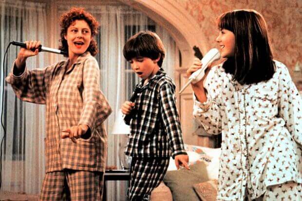 Madre con hijos cantando de la película Quédate a mi lado