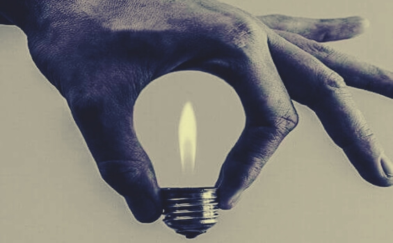 mano conteniendo bombilla representando las ideas de las frases de Anna Freud