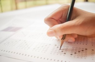 Mano haciendo test psicológicos