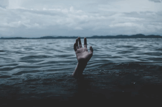 Mano saliendo del agua