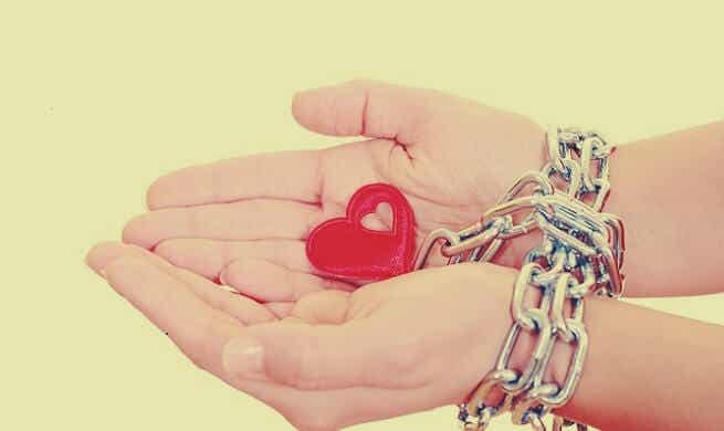 mano con cadenas simbolizando los factores que dañan la relación contigo mismo