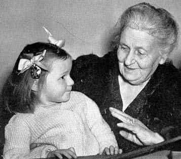 María Montessori con una nina