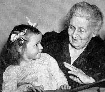María Montessori con una nina