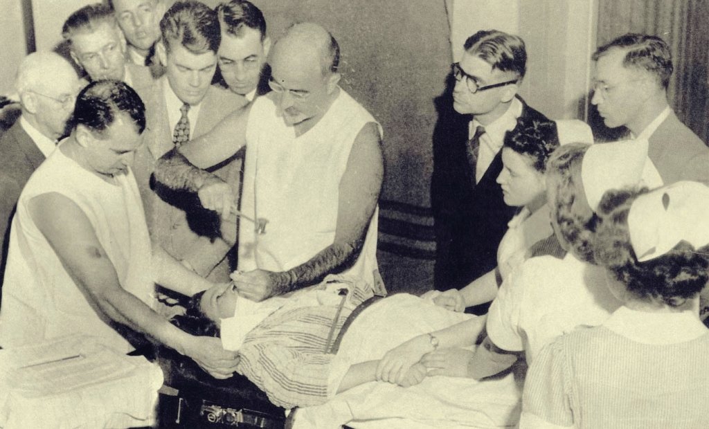 Egas Moniz practicando lobotomía