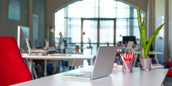Mesa de trabajo con ordenador
