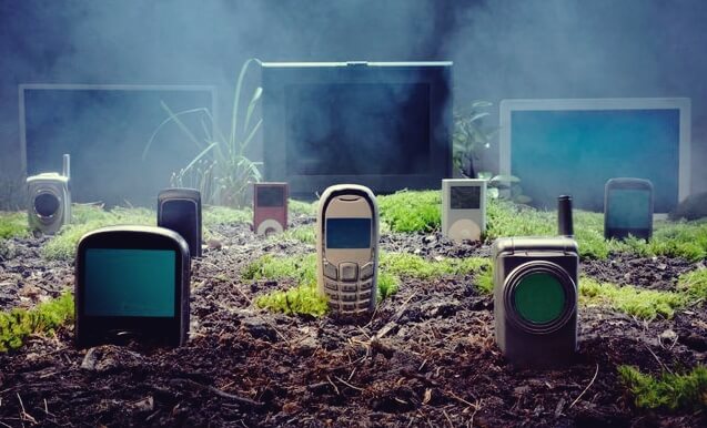 moviles enterrados representando la obsolescencia programada