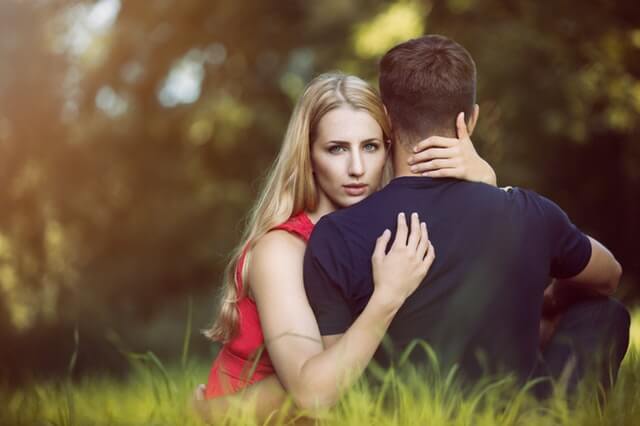 Mujer manipula a su pareja