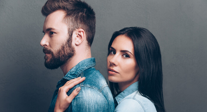 Mujer abrazando por la espalda a su pareja representando a los donantes y tomadores