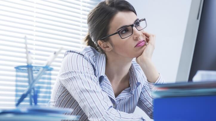 Mujer aburrida en el trabajo