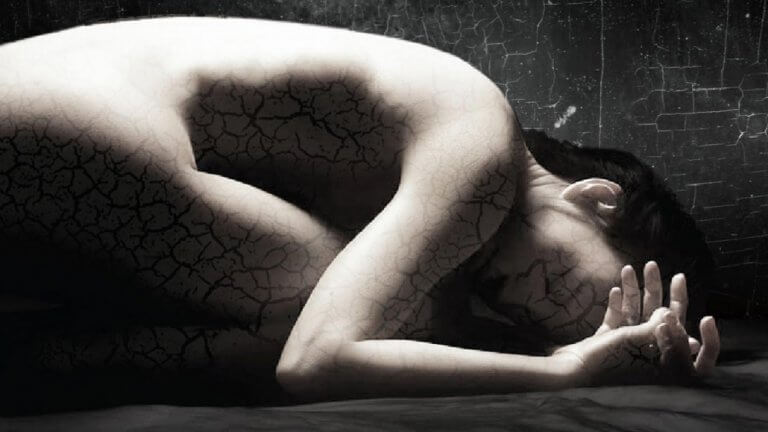Mujer agachada fragmentada