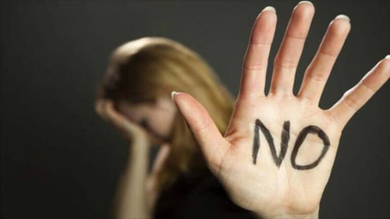 Mujer agredida con un no en la mano