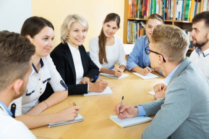 ¿Que relación existe entre la educación y las ideas políticas?