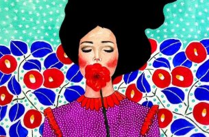 mujer con flor representando a las personas comprometidas