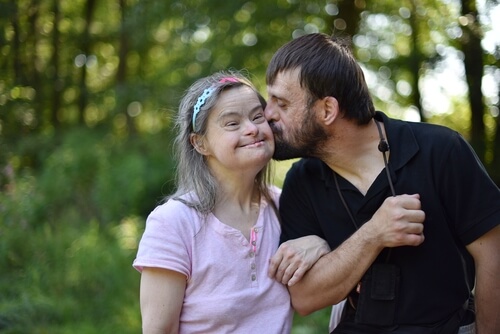 Mujer con síndrome de down con su pareja