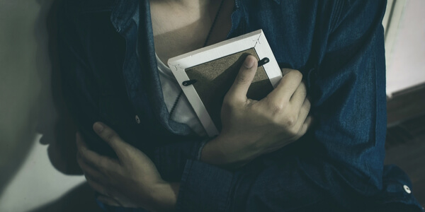 Mujer con una foto
