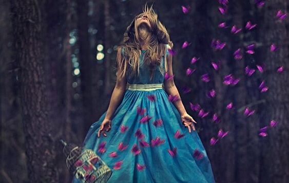 mujer con vestido azul pensando en que no lo sientes